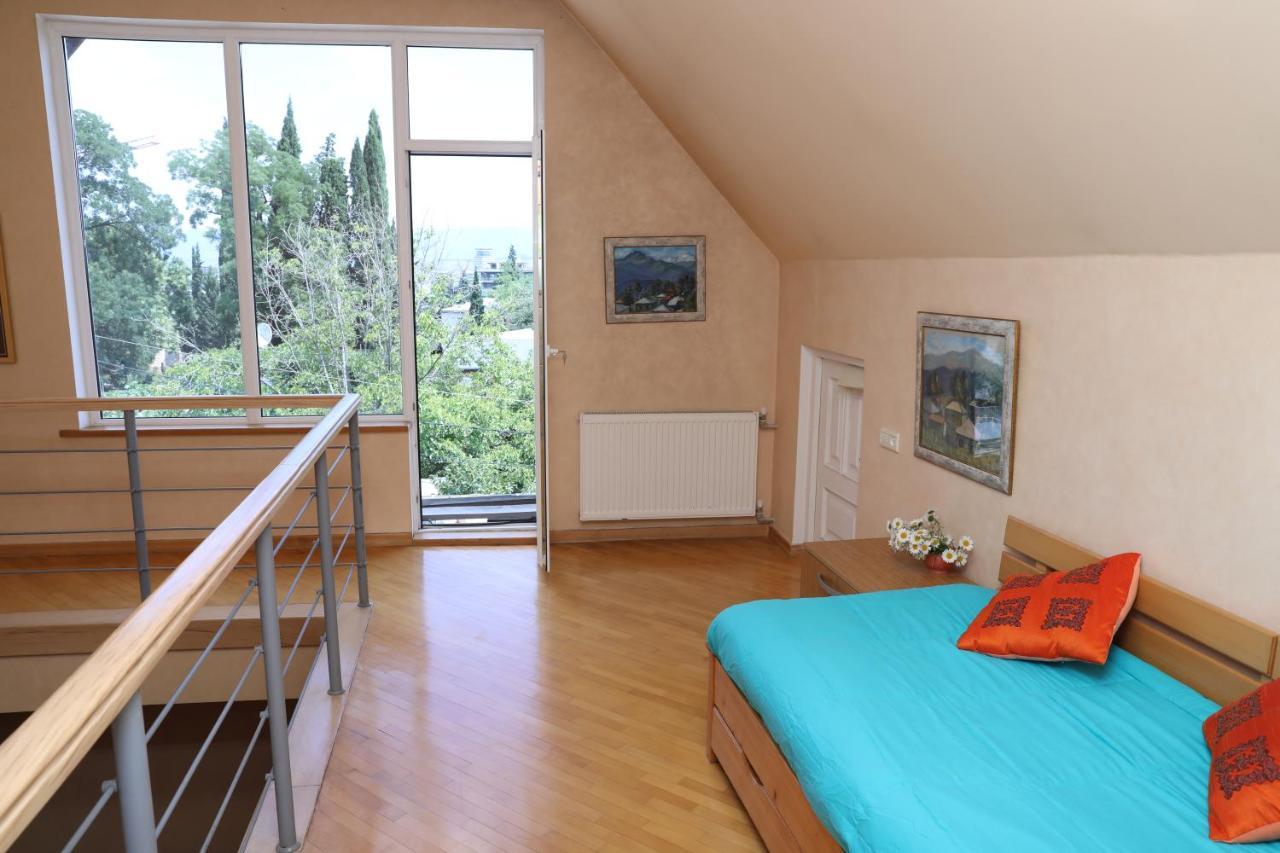 4Bd Appartaments With Cozy Garden ティビリシ エクステリア 写真